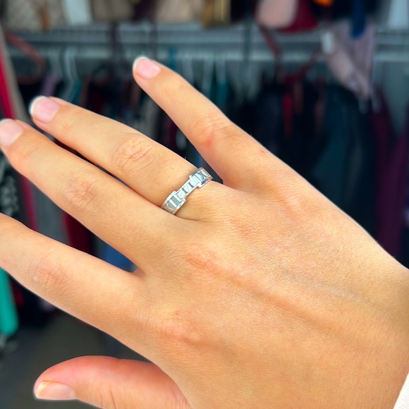 Tiffany and Co. Three Diamond Atlas Ring size 6.5 - Picture 5 of 6